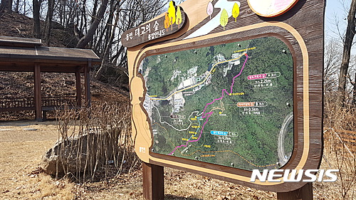 【용인=뉴시스】이정하 기자 = 22일 오전 경기 용인시 모현면 왕산리 한국외국어대학교 인근 노고산에 조성된 '태교의 숲'. 700여m 구간에 임신부가 걷기 편하도록 나무데크와 지형을 이용해 경사가 완만하게 조성한 곳이다. 2017.03.22&nbsp; jungha98@newsis.com 