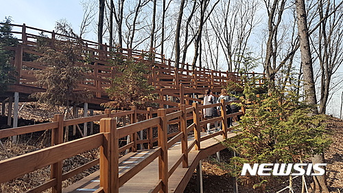 【용인=뉴시스】이정하 기자 = 22일 오전 경기 용인시 모현면 왕산리 한국외국어대학교 인근 노고산에 조성된 '태교의 숲'에서 임신부가 산책을 하고 있다. 용인 태교의 숲은 700여m 구간에 임신부가 걷기 편하도록 나무데크와 지형을 이용해 경사가 완만하게 조성한 곳이다. 2017.03.22&nbsp; jungha98@newsis.com 