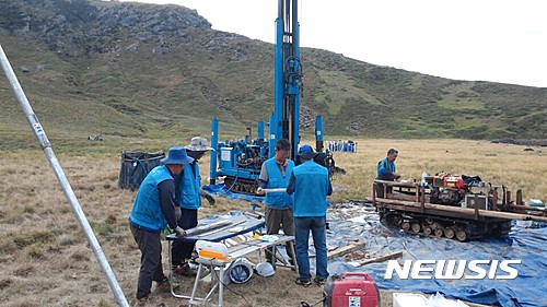  지난해 9월6일 한라산 백록담에서 이뤄진 한라산의 고(古) 식생과 환경, 화산분출 시기 등을 밝히기 위한 시추작업 모습. <뉴시스 DB>&nbsp; photo@newsis.com 