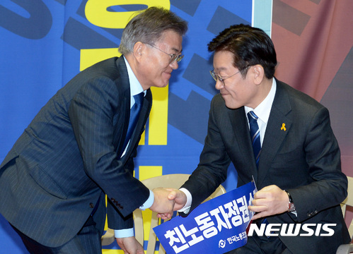 【서울=뉴시스】이영환 기자 = 더불어민주당 대선주자인 문재인(왼쪽) 전 대표와 이재명 성남시장이 22일 오후 서울 송파구 잠실학생체육관에서 열린 한국노총 전국단위노조 대표자대회에서 악수를 하고 있다. 2017.03.22.&nbsp; 20hwan@newsis.com