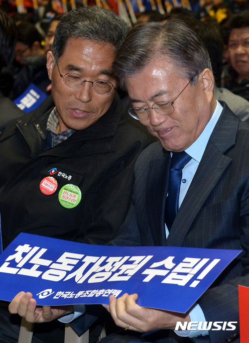 【서울=뉴시스】이영환 기자 = 더불어민주당 대선주자인 문재인(오른쪽) 전 대표와 김주영 한국노총 위원장이 22일 오후 서울 송파구 잠실학생체육관에서 열린 한국노총 전국단위노조 대표자대회에서 이야기를 나누고 있다. 2017.03.22. 20hwan@newsis.com