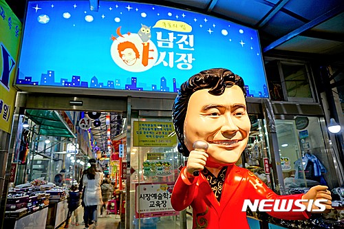 【서울=뉴시스】한국관광공사는 '4월에 가볼 만한 곳'으로 전국 5개 지역의 6개 시장을 '야시장 투어'라는 테마로 선정했다고 22일 밝혔다. 사진은 목포 남진야시장. 2017.3.22(사진=한국관광공사 제공)   photo@newsis.com 