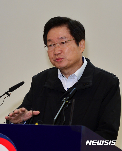 【진도=뉴시스】배동민 기자 = 22일 오후 김영석 해수부장관이 전남 진도군 진도군청 2층 대회의실을 찾아 기자들에게 세월호 선체 본 인양에 대한 브리핑을 하고 있다. 2017.03.22.&nbsp; guggy@newsis.com