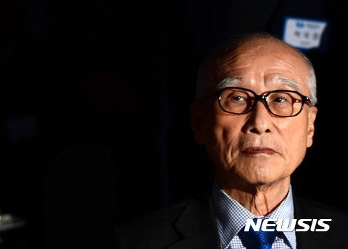 【서울=뉴시스】대우그룹 김우중 전 회장이 2017년 3월22일 오후 서울 중구 밀레니엄 서울 힐튼 호텔에서 열린 대우그룹 창업 50주년 기념식에 참석해 생각에 잠겨 있는 모습. 뉴시스DB 2017.03.22.