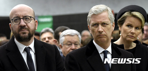 【마엘벡=AP/뉴시스】필리프 레오폴 루이 마리 벨기에 국왕(가운데)이 문재인 대통령의 초청으로 내년 3월 국빈 방한한다. 사진은 지난해 3월 벨기에 테러 1주기 추모식에 참석한 필리프 국왕의 모습. (사진=뉴시스DB). 2017. 3. 22. 