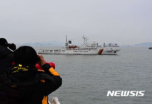 【진도=뉴시스】이종일 기자 = 세월호참사 유가족들이 23일 오전 전남 진도 사고해역에서 배에 탄 채 1.5㎞ 거리에서 세월호 인양작업이 진행되고 있는 현장을 바라보면서 온전한 인양을 기원하고 있다. 2017.03.23. (사진 = 안산시 제공)   photo@newsis.com