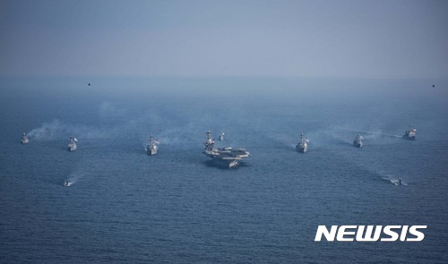 【동해=뉴시스】김경목 기자 = 2017년 FE훈련(독수리훈련)의 일환으로 3월21일부터 25일까지 동해상에서 한미 연합 해상훈련이 실시되고 있는 가운데 23일 핵추진 항공모함 칼 빈슨함(Carl Vinson)을 비롯한 한미 해군 함정들이 항해하고 있다. 2017.03.23. (사진=해군 제1함대사령부 제공)&nbsp; photo@newsis.com
