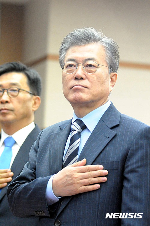 【전주=뉴시스】신동석 기자 = 23일 더불어민주당 대선주자인 한 명인 문재인 전 대표가 전북도의회에서 기자회견을 연 가운데 회견에 앞서 국민의례를 하고 있다. 2017.03.23&nbsp;&nbsp; sds4968@newsis.com