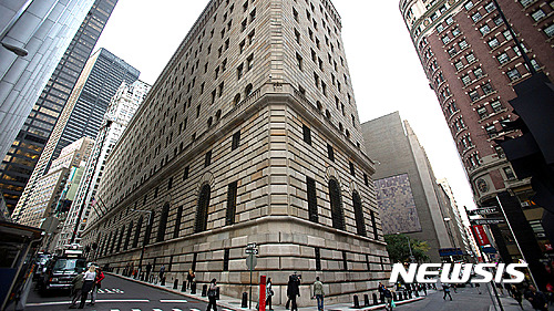 【서울=뉴시스】블룸버그통신의 3일(현지시간) 보도에 따르면 리처드 래짓 미 국가안보국(NSA) 부국장은 지난해 2월 미국 뉴욕연방은행의 방글라데시 중앙은행 계좌에서 8100만 달러(약 906억 원)를 털어간 해킹 사건에 북한이 연루돼 있을 가능성이 있다고 말했다. 사진은 미국 뉴욕연방은행 전경. <출처: 블룸버그통신> 2017.03.23. 