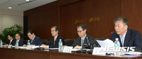 【서울=뉴시스】박주성 기자 = 정용석 KDB산업은행 구조조정부문 부행장이 23일 오전 서울 영등포구 산업은행 본원에서 열린 대우조선 구조조정 추진방안 기자간담회에 참석해 취재진의 질문에 답하고 있다. 2017.03.23.&nbsp; park7691@newsis.com
