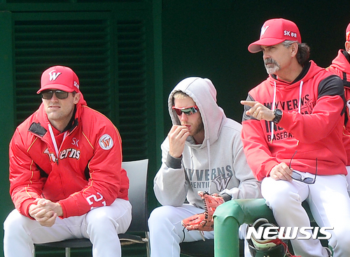 【인천=뉴시스】박주성 기자 = 23일 오후 인천 남구 문학구장에서 열린 2017 프로야구 LG 트윈스와 SK 와이번스의 시범경기 SK 트레이 힐만(오른쪽) 감독이 켈리, 다이아몬드와 이야기를 나누고 있다. 2017.03.23.&nbsp; park7691@newsis.com 