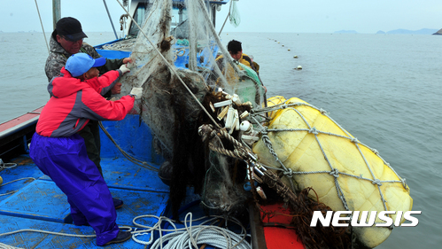 【진도=뉴시스】류형근 기자 = 23일 오전 전남 진도군 동거차도 해상에서 어민들이 미역 양식장 상태를 살펴보고 있다. 2017.03.23.&nbsp; hgryu77@newsis.com 