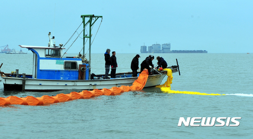 【진도=뉴시스】류형근 기자 = 세월호가 참사 1073일만에 인양되고 있는 가운데 23일 오전 전남 진도군 동거차도 해상에서 어민들이 기름 유출을 방지하기 위해 오일펜스를 설치하고 있다. 2017.03.23.&nbsp; hgryu77@newsis.com 