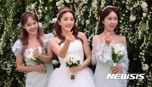 【서울=뉴시스】추상철 기자 = 그룹 SES 출신 뮤지컬배우 바다가 23일 오후 결혼식이 진행되는 서울 중구 약현성당에서 웨딩드레스를 곱게 차려 입고 SES 멤버 유진, 슈와 함께 포즈를 취하고 있다.&nbsp;&nbsp; 바다의 결혼상대는 성당에서 만난 9세 연하 사업가이다.&nbsp;&nbsp; 2017.03.23.&nbsp;&nbsp; scchoo@newsis.com&nbsp; 