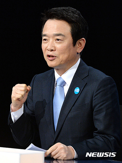 【수원=뉴시스】23일 정부공직자윤리위원회와 경기도공직자윤리위원회가 관보를 통해 공개한 '2015년도 고위공직자 정기 재산변동사항'에 따르면 남경필 경기도지사는 지난해 34억5738만원보다 5억7023만원 늘어난 40억2761만원을 신고했다.2017.03.23.(뉴시스 자료사진)&nbsp; photo@newsis.com 