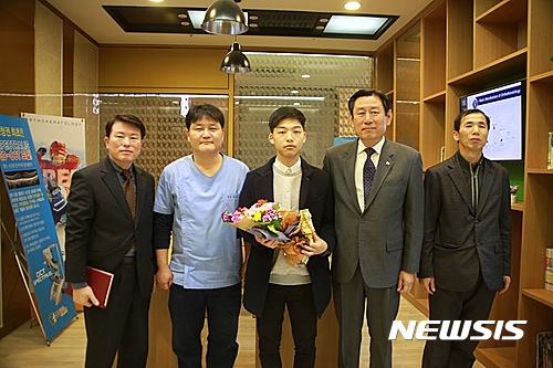 【청주=뉴시스】인진연 기자 = 지난해 5월 '슈퍼 굳건이' 제도가 시행된 이후 충북에서 첫 사례인 김창희(20)씨가 다음 달 4일 37사단으로 현역 입영하기에 앞서 무료 치료지원을 해준 삼성안과에서 기념 촬영을 하고 있다. 2017.03.23 (사진=충북병무청 제공)&nbsp; photo@newsis.com