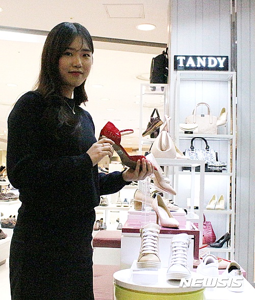 【전주=뉴시스】윤난슬 기자 = 23일 전북 전주시 서신동 롯데백화점 전주점에서 모델이 구두 NO.1 브랜드인 탠디를 선보이고 있다. 2017.03.23. (사진=롯데백화점 전주점 제공)&nbsp; photo@newsis.com 