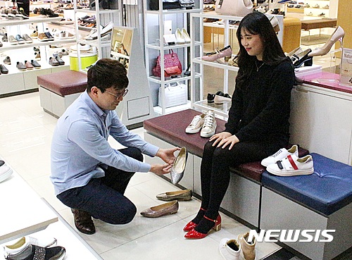 【전주=뉴시스】윤난슬 기자 = 23일 전북 전주시 서신동 롯데백화점 전주점에서 모델이 구두 NO.1 브랜드인 탠디를 선보이고 있다. 2017.03.23. (사진=롯데백화점 전주점 제공)&nbsp; photo@newsis.com 