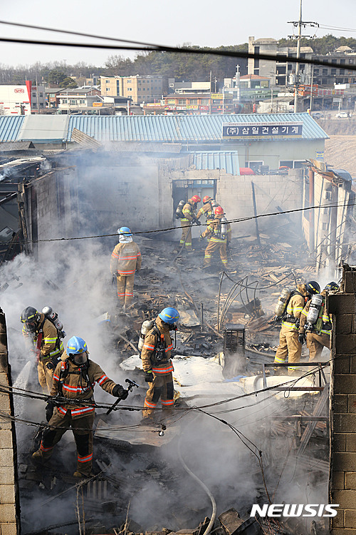 【고양=뉴시스】이경환 기자 = 23일 오후 3시40분께 경기 고양시 일산동구 문봉동의 한 매트리스 공장에서 불이 났다.&nbsp; 불은 공장 2개동 가운데 1개동을 완전히 태우고 20여분 만에 꺼졌다. 2017.03.23.(사진=일산소방서 제공)&nbsp; lkh@newsis.com 