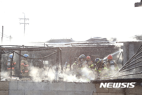 【고양=뉴시스】이경환 기자 = 23일 오후 3시40분께 경기 고양시 일산동구 문봉동의 한 매트리스 공장에서 불이 났다.&nbsp; 불은 공장 2개동 가운데 1개동을 완전히 태우고 20여분 만에 꺼졌다. 2017.03.23.(사진=일산소방서 제공)&nbsp; lkh@newsis.com 