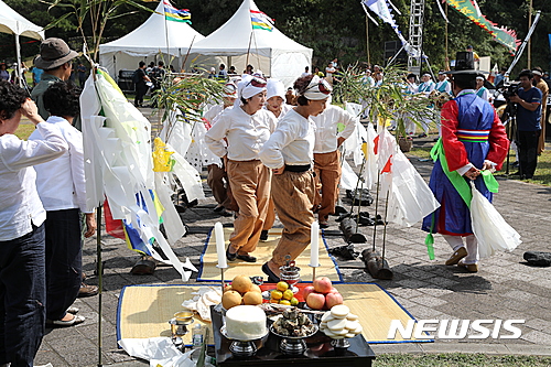 제주해녀축제에서 '무사안녕을 비는 굿' 놀이를 하고 있는 해녀들.<뉴시스 DB>