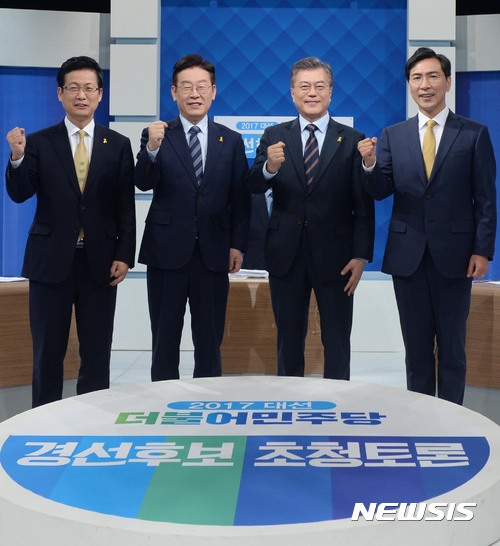 【광주=뉴시스】홍효식 기자 = 24일 오후 광주시 남구 광주 MBC 공개홀에서 열린 더불어민주당 제19대 대통령선거 후보자 호남권 경선토론에 앞서 최성(왼쪽부터) 고양시장, 이재명 성남시장, 문재인 전 대표, 안희정 충남지사가 포즈를 취하고 있다. 2017.03.24.&nbsp;&nbsp; yesphoto@newsis.com