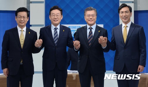 【광주=뉴시스】홍효식 기자 = 24일 오후 광주시 남구 광주 MBC 공개홀에서 열린 더불어민주당 제19대 대통령선거 후보자 호남권 경선토론에 앞서 최성(왼쪽부터) 고양시장, 이재명 성남시장, 문재인 전 대표, 안희정 충남지사가 포즈를 취하고 있다. 2017.03.24.&nbsp;&nbsp; yesphoto@newsis.com