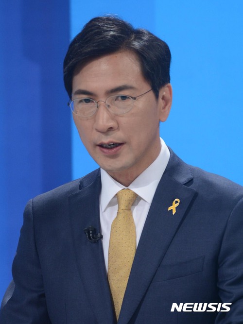 【광주=뉴시스】홍효식 기자 = 24일 오후 광주시 남구 광주 MBC 공개홀에서 열린 더불어민주당 제19대 대통령선거 후보자 호남권 경선토론에 앞서 안희정 충남지사가 토론 준비를 하고 있다. 2017.03.24.&nbsp;&nbsp; yesphoto@newsis.com