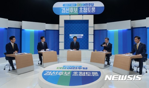 【광주=뉴시스】홍효식 기자 = 24일 오후 광주시 남구 광주 MBC 공개홀에서 열린 더불어민주당 제19대 대통령선거 후보자 호남권 경선토론에 앞서 최성(왼쪽부터) 고양시장, 이재명 성남시장, 사회를 맡은 박상철 경기대 교수, 문재인 전 대표, 안희정 충남지사가 토론 준비를 하고 있다. 2017.03.24.&nbsp;&nbsp; yesphoto@newsis.com