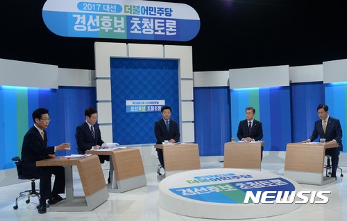 【광주=뉴시스】홍효식 기자 = 24일 오후 광주시 남구 광주 MBC 공개홀에서 열린 더불어민주당 제19대 대통령선거 후보자 호남권 경선토론에 앞서 최성(왼쪽부터) 고양시장, 이재명 성남시장, 사회를 맡은 박상철 경기대 교수, 문재인 전 대표, 안희정 충남지사가 토론 준비를 하고 있다. 2017.03.24.&nbsp;&nbsp; yesphoto@newsis.com