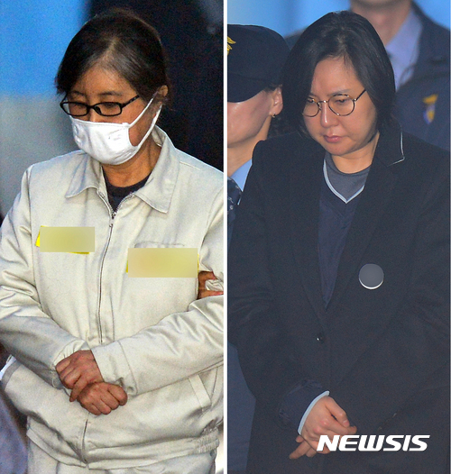 【서울=뉴시스】고승민 기자 = 박근혜 전 대통령의 '비선 실세' 최순실 씨와 조카 장시호(오른쪽) 씨가 24일 오전 서울 서초구 서울중앙지법에서 열린 9차 공판을 받기 위해 호송차에서 내려 법정으로 걸어가고 있다. 2017.03.24.&nbsp; kkssmm99@newsis.com 