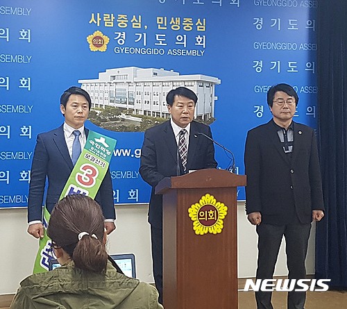 【수원=뉴시스】이승호 기자 = 경기도의회 김준연(용인6) 의원이 24일 도의회 브리핑실에서 더불어민주당 탈당과 국민의당 입당기자회견을 하고 있다.2017.03.24.&nbsp;&nbsp; jayoo2000@newsis.com