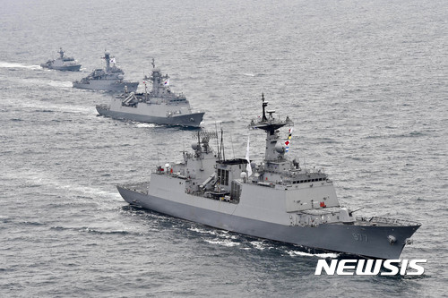 【서울=뉴시스】24일 해군은 ‘제2회 서해수호의 날’을 맞아 서해 NLL을 지키다 산화한 전우들의 영해사수 의지를 기리고 북한의 도발위협에 단호한 응징의지를 다지기 위해 동·서·남해 전 해역에서 대규모 해상기동훈련을 실시했다.&nbsp; 왼쪽부터 대조영함(DDH-Ⅱ), 경기함(FFG), 제천함(PCC), 윤영하함(PKG). 2017.03.24. (사진=해군 제공)&nbsp; photo@newsis.com
