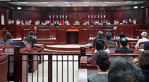  【서울=뉴시스】대만 최고법원에서 24일 오전 동성결혼 합법화 관련 심리가 시작됐다. 대만 중앙통신사는 이날 오전 9시부터 타이베이의 대법원 법정에서 동성결혼법 위헌여부를 둘러싼 심리가 시작됐다고 전했다. 이날 심리가 진행 중인 모습. (사진출처: 대만 중시전자보) 2017.03.24&nbsp;&nbsp;&nbsp; 