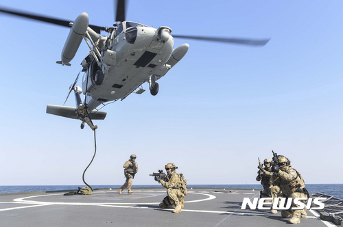 【동해=뉴시스】김경목 기자 = 해군 제1함대사령부(사령관 박기경 소장) 3특전대대(UDT/SEAL) 대원들과 미국 해군의 스테뎀함(Stethem) 승선 검색반 장병들이 지난 22일 독수리훈련(FE)의 일환으로 동해상에서 실시한 해양 차단 작전 중 승선 검색 훈련을 하고 있다. 해군 1함대는 "이번 훈련은 대량 살상 무기(WMD) 적재 의심 선박에 대해 한미 해군이 연합으로 검문 검색하는 연합 작전 수행 능력을 강화하기 위해 실시됐다"고 밝혔다. 한미 해군의 독수리훈련은 3월21~25일 동해상에서 실시된다. 2017.03.24. (사진=해군 제1함대사령부 제공) photo@newsis.com