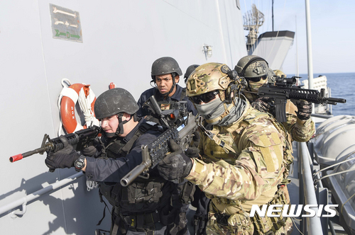 【동해=뉴시스】김경목 기자 = 해군 제1함대사령부(사령관 박기경 소장) 3특전대대(UDT/SEAL) 대원들과 미국 해군의 스테뎀함(Stethem) 승선 검색반 장병들이 지난 22일 독수리훈련(FE)의 일환으로 동해상에서 실시한 해양 차단 작전 중 승선 검색 훈련을 하고 있다.&nbsp; 해군 1함대는 "이번 훈련은 대량 살상 무기(WMD) 적재 의심 선박에 대해 한미 해군이 연합으로 검문 검색하는 연합 작전 수행 능력을 강화하기 위해 실시됐다"고 밝혔다. 한미 해군의 독수리훈련은 3월21~25일 동해상에서 실시된다. 2017.03.24. (사진=해군 제1함대사령부 제공)&nbsp; photo@newsis.com 
