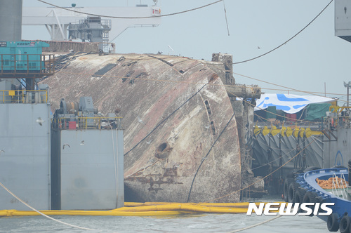 【진도=뉴시스】강종민 기자 = 인양된 세월호가 25일 새벽 목포신항까지 이동시켜 줄 반잠수선박에 선적돼 있다.    해양수산부는 이날 4시 10분 잠수사 확인 및 최종 선적작업을 완료했다고 밝혔다. 2017.03.25.    ppkjm@newsis.com