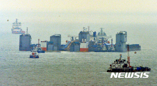 【진도=뉴시스】류형근 기자 = 25일 오전 전남 진도군 동거차도 인근 사고해역에서 인양된 세월호가 목포신항으로 이동하기 위해 반잠수선에 들어가 있다. 2017.03.25.&nbsp; hgryu77@newsis.com