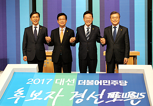 【청주=뉴시스】이병찬 기자 = 25일 충북 청주 MBC충북 공개홀에서 열린 2017대선 더불어민주당 후보자 경선 토론회에서 경선 주자들이 기념촬영을 하고 있다. 왼쪽부터 안희정, 최성, 이재명, 문재인 후보.2017.03.25.    bclee@newsis.com