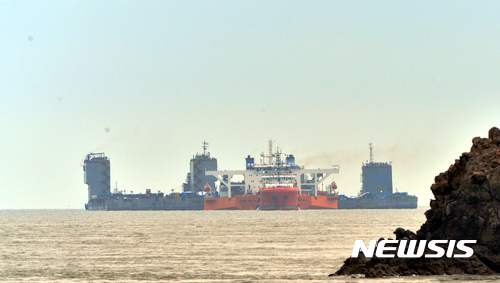 【진도=뉴시스】류형근 기자 = 25일 오후 전남 진도군 동거차도 인근 사고해역에서 인양돼 반잠수정에 실린 세월호가 목포신항으로 이동하기 위해 준비를 하고 있다. 2017.03.25.&nbsp; hgryu77@newsis.com