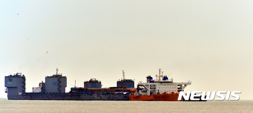 【진도=뉴시스】류형근 기자 = 25일 오후 전남 진도군 동거차도 인근 사고해역에서 인양돼 반잠수정에 실린 세월호가 목포신항으로 이동하기 위해 준비를 하고 있다. 2017.03.25.&nbsp; hgryu77@newsis.com