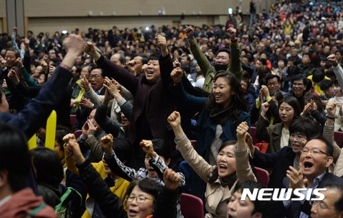 【광주=뉴시스】홍효식 기자 = 국민의당 광주·전남·제주권역 제19대 대통령선거후보자 선출 완전국민경선이 열린 25일 오후 광주 서구 치평동 김대중컨벤션센터에서 특정 후보의 지지자들이 연호하고 있다. 2017.03.25.   yesphoto@newsis.com