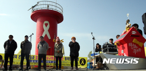 【진도=뉴시스】신대희 기자 = 세월호 참사 미수습자 가족 권오복·허흥환·조남성·박은미·이금화씨가 25일 오후 전남 진도군 임회면 팽목항 방파제에서 열린 '미수습자의 온전한 수습과 철저한 진상 조사를 바라는 23번째 예술제'에 참석해 발언하고 있다. 2017.03.25.&nbsp;&nbsp; sdhdream@newsis.com