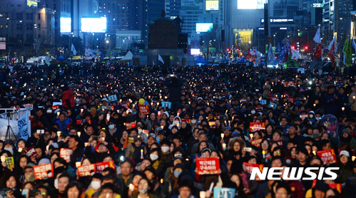 [서울=뉴시스]권현구 기자 = 지난 2017년 3월25일 오후 서울 종로구 광화문광장에서 열린 '21차 범국민행동의 날 촛불집회' 참가자들이 세월호 진상규명과 박근혜 전 대통령의 구속을 촉구하고 있다. 2017.03.25. stoweon@newsis.com