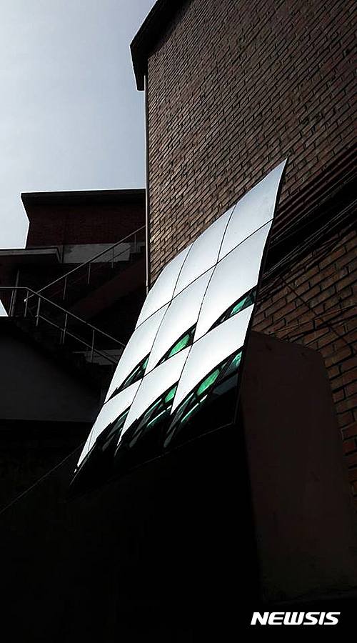 【서울=뉴시스】손대선 기자 = 서울 강동구 둔촌2동이 민관협력을 통해 반지하 거주 저소득가구에 설치한 자연채광장치.&nbsp; sds1105@newsis.com&nbsp; 