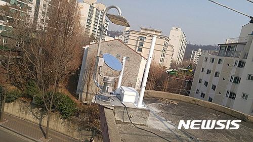 【서울=뉴시스】서울 강동구 둔촌2동이 심모(67) 할머니의 집 옥상에 설치된 자연채광장치.&nbsp; (사진 = 강동구 제공)&nbsp; photo@newsis.com&nbsp; 