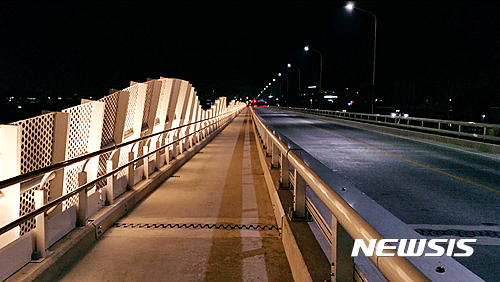 【안동=뉴시스】김진호 기자 = 경북 안동시 구도심과 용상4주공아파트를 연결하는 낙천교의 경관조명이 또 하나의 볼거리를 제공하고 있다. 2017.03.26 (사진= 안동시 제공) photo@newsis.com