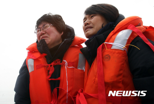 【진도=뉴시스】신대희 기자 = 26일 오전 전남 진도군 맹골수도에서 중국 인양업체 상하이샐비지가 반잠수식 선박에 부양된 세월호 선체의 배수 작업을 벌이고 있는 가운데, 미수습자 허다윤양의 어머니 박은미(47·여·왼쪽)씨와 조은화양의 어머니 이금희(47·여)씨가 눈물을 흘리고 있다. 세월호는 25일 오후 9시15분께 선체 전체가 해수면 위로 올랐다. 2017.03.26.&nbsp; sdhdream@newsis.com