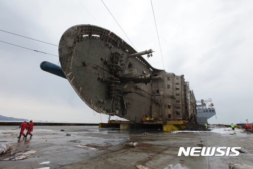 【서울=뉴시스】26일 오전 침몰 후 3년만에 인양작업이 완료된 세월호가 전남 진도군 사고해역에서 목포신항으로 이동하기 위해 반잠수선박인 화이트마린호위에 처참한 모습으로 선적되어 있다. 2017.03.26. (사진=해양수산부 제공)&nbsp;&nbsp; photo@newsis.com&nbsp;&nbsp;&nbsp;&nbsp;&nbsp;&nbsp;&nbsp;&nbsp;&nbsp;&nbsp;&nbsp;&nbsp;&nbsp;&nbsp;&nbsp;&nbsp;&nbsp;&nbsp;&nbsp;&nbsp;&nbsp;&nbsp;&nbsp;&nbsp;&nbsp;&nbsp;&nbsp;&nbsp;&nbsp;&nbsp; 