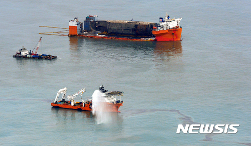 【진도=뉴시스】류형근 기자 = 지난 2014년 4월16일 침몰한 세월호가 처참했던 당시 상황을 말해 주듯 찢기고 녹슨 채 3년여만에 모습을 드러냈다. 반잠수선에 실린 세월호가 26일 오후 전남 진도군 동거차도 인근 사고해역에서 목포신항까지 87㎞ 마지막 항해를 앞두고 있다. 2017.03.26.&nbsp;&nbsp; hgryu77@newsis.com